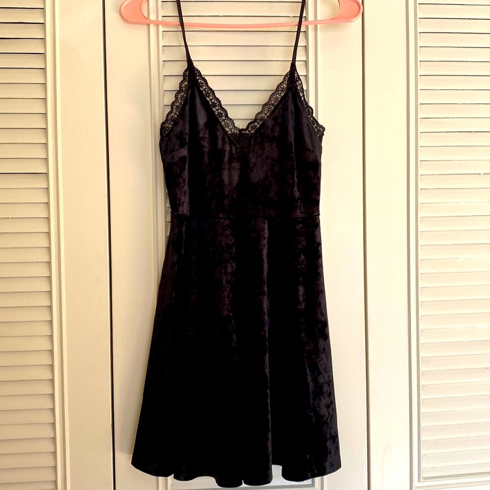 Forever 21 Black velvet mini dress 💃🏻
